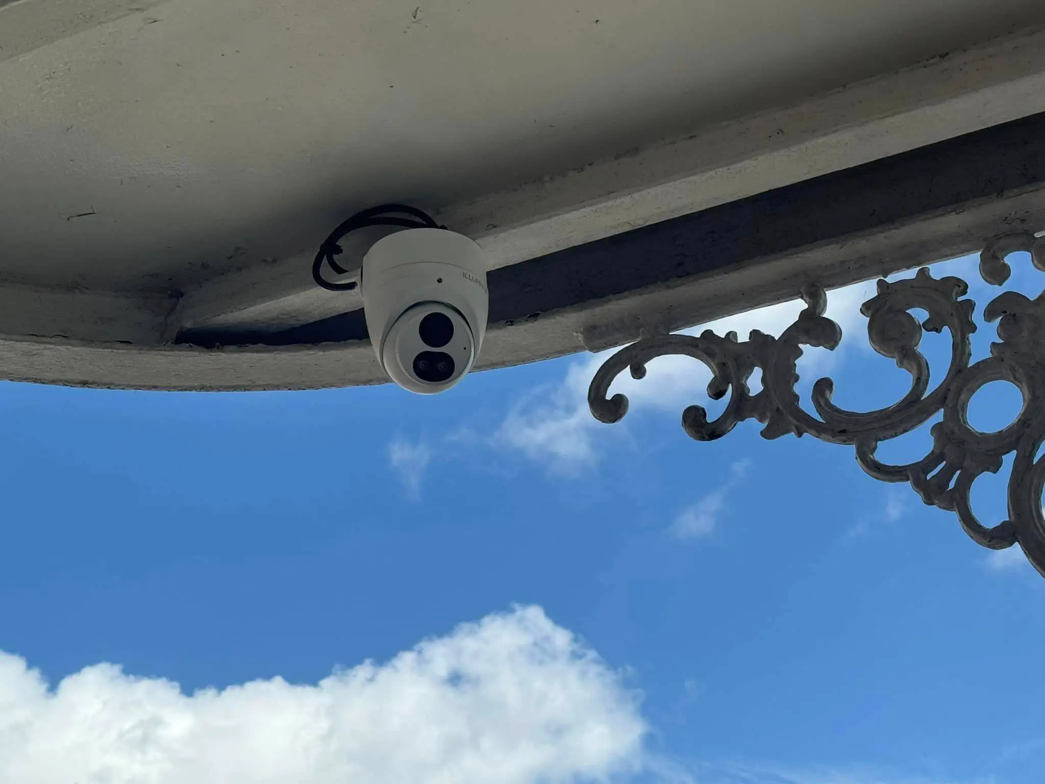 Commercial cameras, screen, or rack on the Westbank: interior wide photo, blue light, brighter toward the bottom, photo 23.
