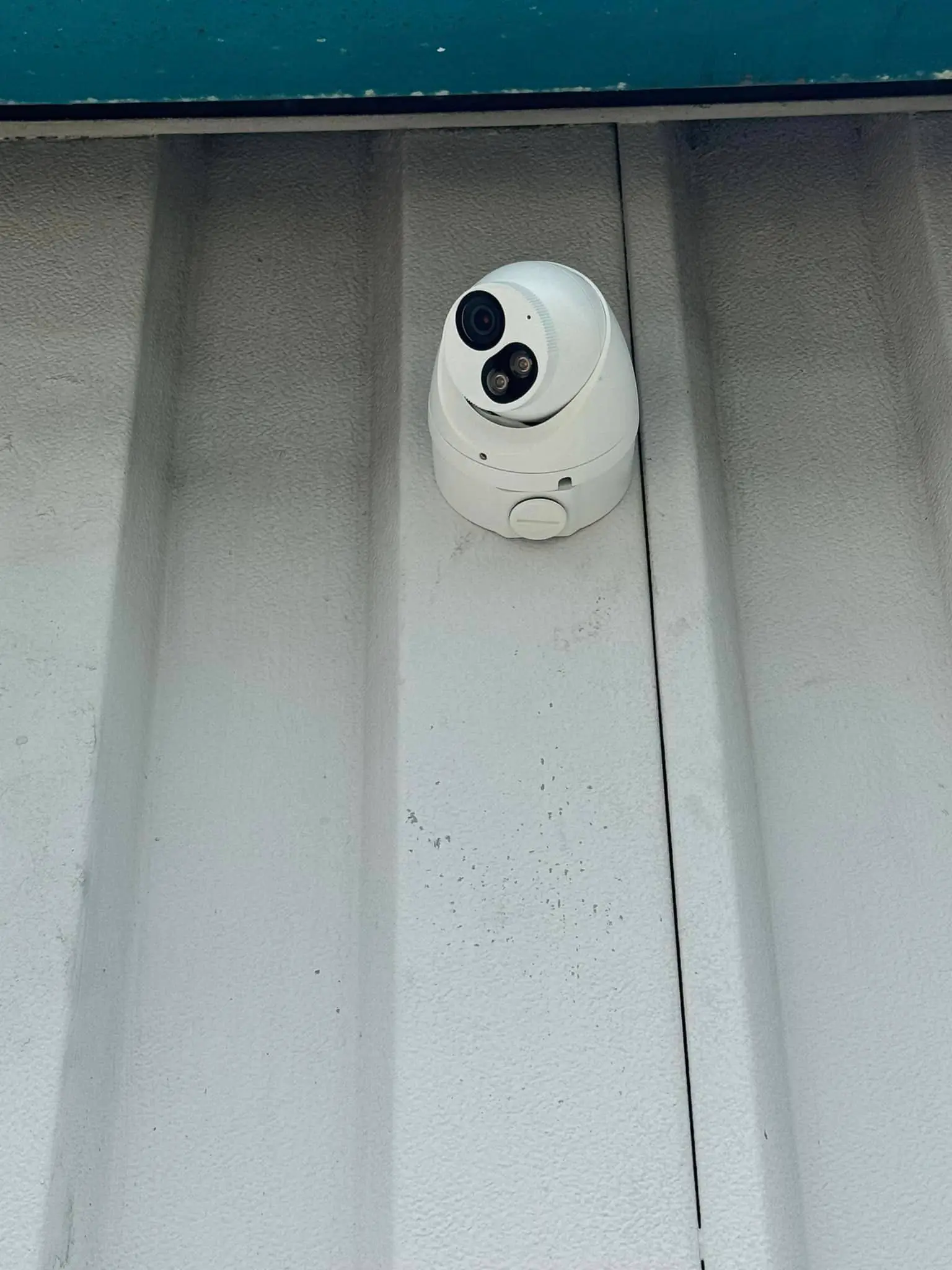 Commercial cameras, screen, or rack on the Westbank: interior tall photo, brighter toward the bottom, photo 33.
