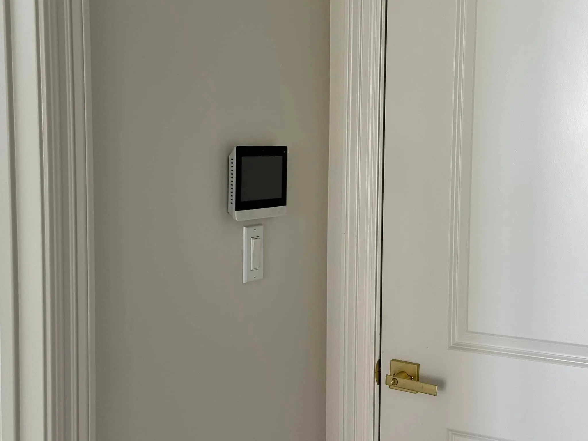 Smart-home camera, keypad, or screen on the Westbank: daylight wide photo, even light across the frame, photo 4.