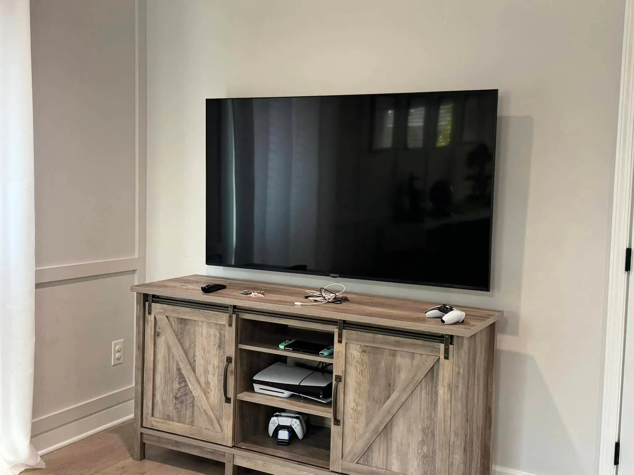 Home theater screen or rack on the Westbank: interior wide photo, even light across the frame, photo 23.