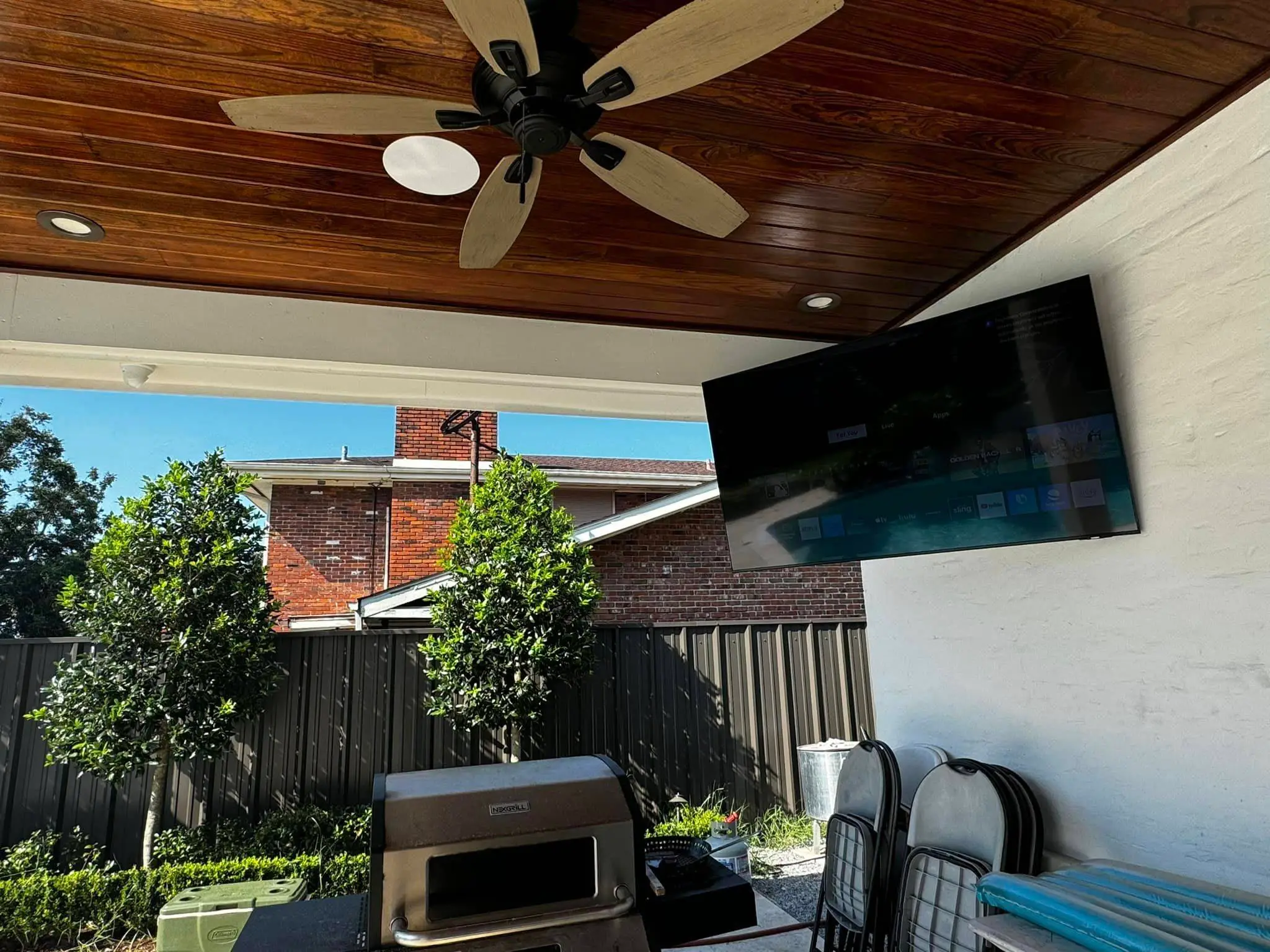 Home theater screen or rack on the Westbank: interior wide photo, brighter toward the bottom, photo 27.