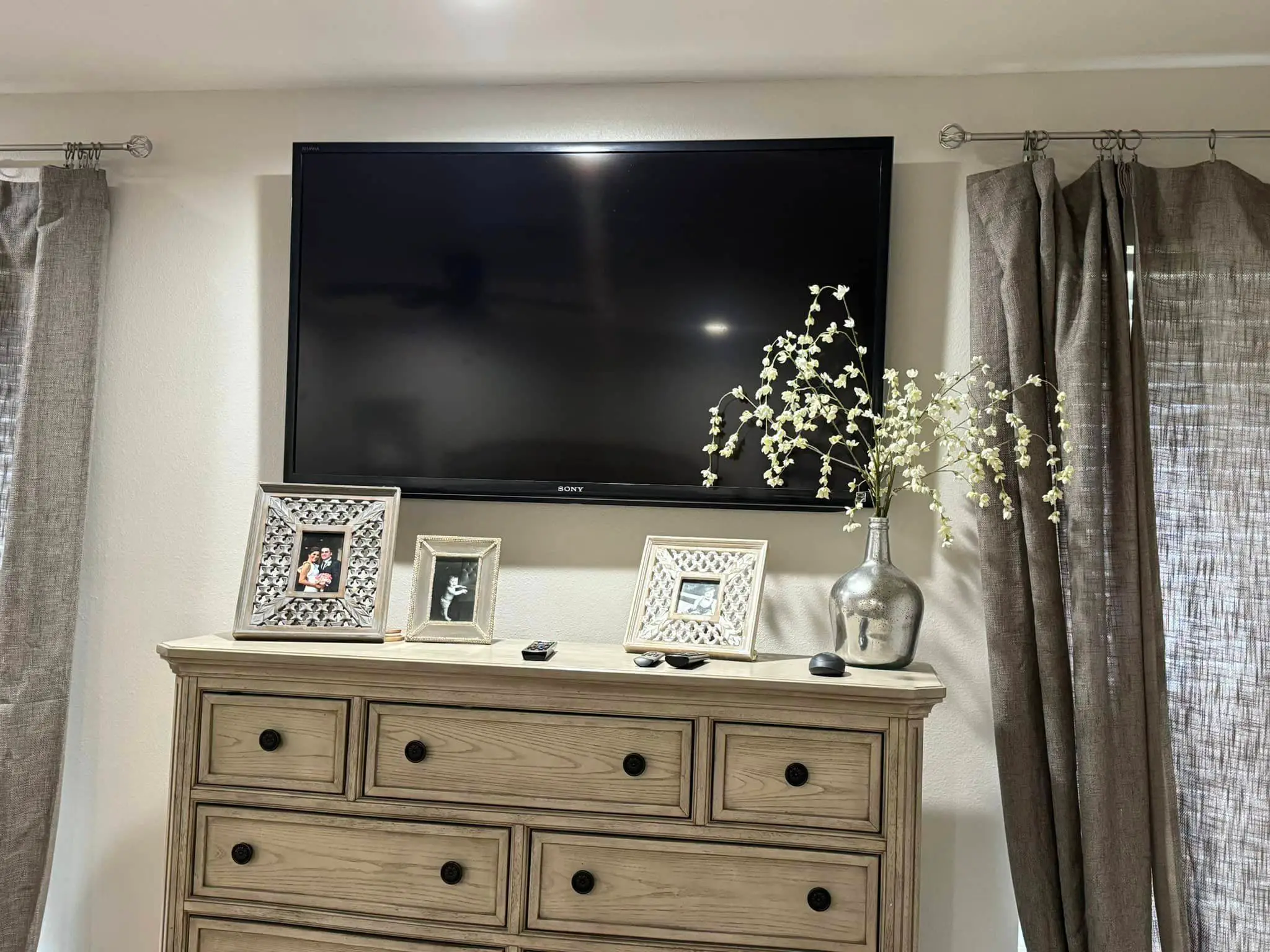 Home theater screen or rack on the Westbank: interior wide photo, even light across the frame, photo 5.